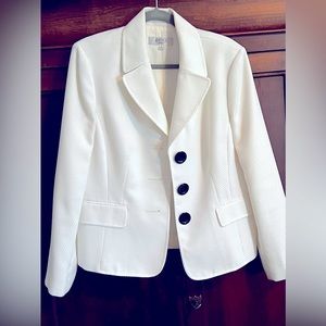 Gently worn spring/summer weight white textured blazer. Kasper. Size 14.